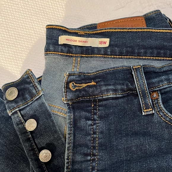 Levi's 18W Wedgie Skinny Jeans - Picture 2 of 6